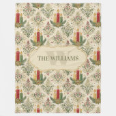 Weihnachtskerzen und Ornamente Monogramm Fleecedecke (Vorderseite)