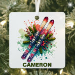 Weihnachtskier-Individuelle Name Ornament Aus Metall<br><div class="desc">Schlagen Sie die Pisten mit einem Personalisierten Skitouren für den Urlaub! Mit diesem wunderschön gestalteten Schmuckstück, das sich perfekt für Skifans eignet, feiern Sie den Nervenkitzel des Schneeschuhfahrens! Mit einem Set Skier im skandinavischen Stil der Weihnachtsvolkskunst, gepaart mit festlichen Kiefernästen, roten Beeren und Poinsettien in einem schönen Aquarelldesign, bringt dieses...</div>