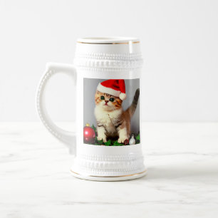Weihnachtskitten in Weihnachtsmannmütze Bierglas