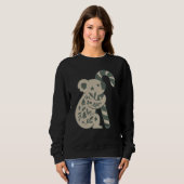 Weihnachtskoala mit Lebkuchenstab-Pullover Sweatshirt (Vorne ganz)