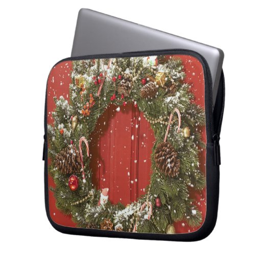 WeihnachtsKranz, der an einer Tür hängt Laptopschutzhülle (Vorderseite Links)