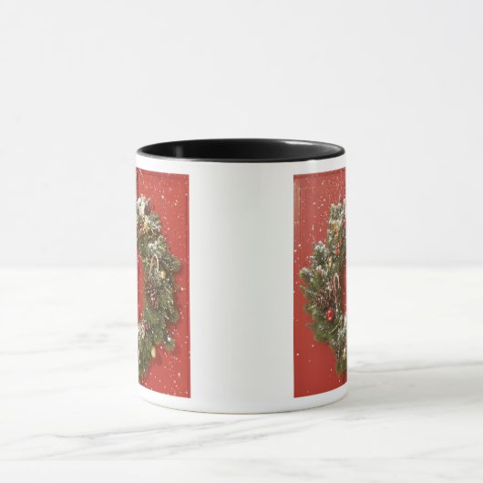 WeihnachtsKranz, der an einer Tür hängt Tasse (Zentrum)