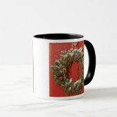 WeihnachtsKranz, der an einer Tür hängt Tasse (VorderseiteRechts)