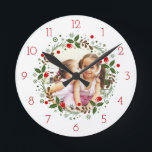 Weihnachtskranz Foto Runde Wanduhr<br><div class="desc">Weihnachtskranz Blumenfeiertag Foto Runde Uhr. Ein hübsches Design,  das einen blumengeschmückten Weihnachtskranz und ein Foto umfasst. Personalisieren Sie mit Ihrem eigenen Foto.</div>