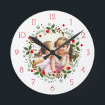 Weihnachtskranz Foto Runde Wanduhr<br><div class="desc">Weihnachtskranz Blumenfeiertag Foto Runde Uhr. Ein hübsches Design, das einen blumengeschmückten Weihnachtskranz und ein Foto umfasst. Personalisieren Sie mit Ihrem eigenen Foto.</div>