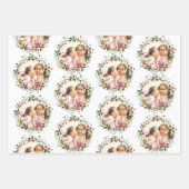 Weihnachtskranz in rotem, blauem und lila Foto Geschenkpapier Set (Vorderseite)