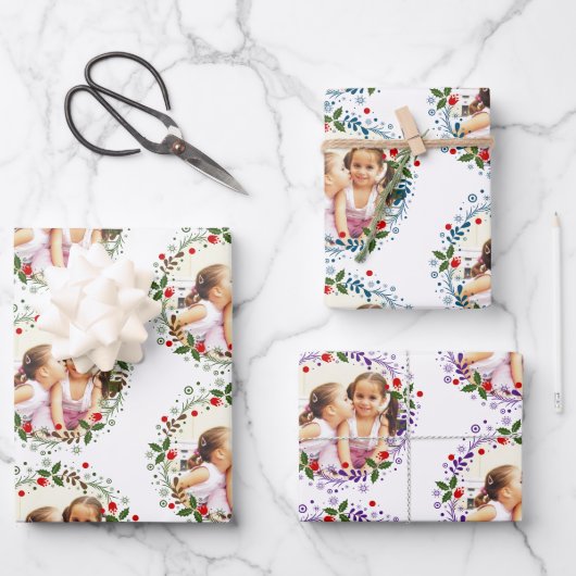 Weihnachtskranz in rotem, blauem und lila Foto Geschenkpapier Set (Vorderseite)