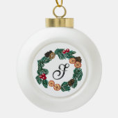 Weihnachtskranz mit individualisierbarem Anfangsbu Keramik Kugel-Ornament (Vorderseite)