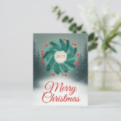 Weihnachtskranz mit roten Beeren und Wald Postkarte (Stehend Vorderseite)
