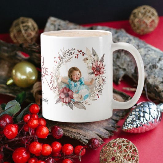 Weihnachtskranz, rote Blume und Beeren Foto Kaffeetasse