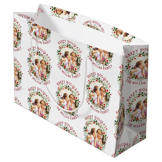 Weihnachtskranz und Rotes Happy Holidays Foto Große Geschenktüte (Rückseite Schrägansicht)