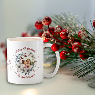 Weihnachtskranz, weiße Blume, Foto mit roten Beere Kaffeetasse