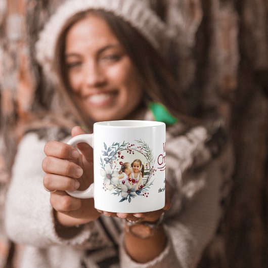Weihnachtskranz, weiße Blume, Foto mit roten Beere Kaffeetasse