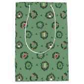 Weihnachtskränze auf Grün Mittlere Geschenktüte (Vorderseite)