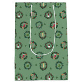 Weihnachtskränze auf Grün Mittlere Geschenktüte (Rückseite)