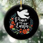 Weihnachtskript Weltfrieden Keramik Ornament<br><div class="desc">Ein hübsches Weihnachtsschmuck mit einer Taube in einem Blumenkranz mit den Worten Weltfrieden. Die Weihnachtsschmuck ist in Schwarz,  Rot und Weiß gestaltet. Ein elegantes Urlaubssornament für Ihren Weihnachtsbaum. Entworfen für Sie von BlackBerry Boulevard.</div>