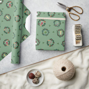 Weihnachtskronen mit Verzierungen auf Grün. Geschenkpapier