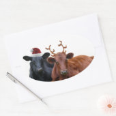 Weihnachtskühe in Weihnachtsmannmütze und Antler Ovaler Aufkleber (Umschlag)
