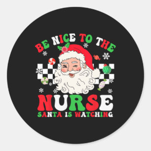 Weihnachtskurse sind nett zum Krankenpfleger Santa Runder Aufkleber