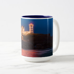 Weihnachtsleuchten im Leuchtturm Nubble in Maine Zweifarbige Tasse