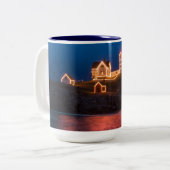 Weihnachtsleuchten im Leuchtturm Nubble in Maine Zweifarbige Tasse (Vorderseite Links)