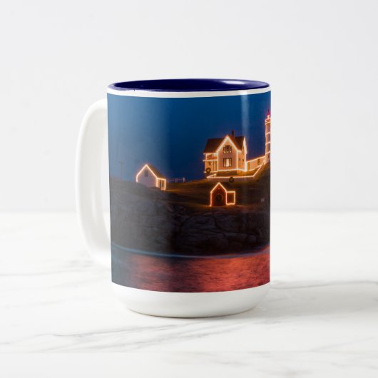 Weihnachtsleuchten im Leuchtturm Nubble in Maine Zweifarbige Tasse (Vorderseite Links)