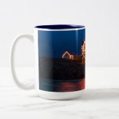 Weihnachtsleuchten im Leuchtturm Nubble in Maine Zweifarbige Tasse (Links)