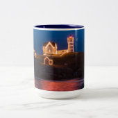 Weihnachtsleuchten im Leuchtturm Nubble in Maine Zweifarbige Tasse (Mittel)