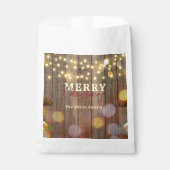 Weihnachtsleuchten und Kiefernfüße auf rustikalem  Geschenktütchen (Vorderseite)