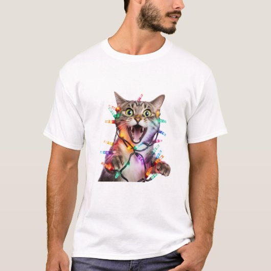 Weihnachtslichter der Katze, die sich im BaumURLAU T-Shirt (Vorderseite)