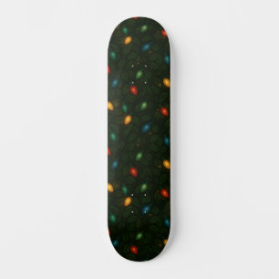 Weihnachtslichter umwickelt mit Stechpalmenblätter Skateboard