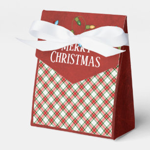 Weihnachtslichter und rotes und grünes kariertes geschenkschachtel