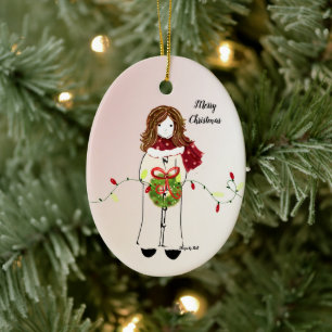 Weihnachtsmädchen hält Kranz und Lichter Keramik Ornament