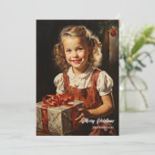 Weihnachtsmädchen lächeln mit Gegenwart Feiertagskarte (Stehend Vorderseite)