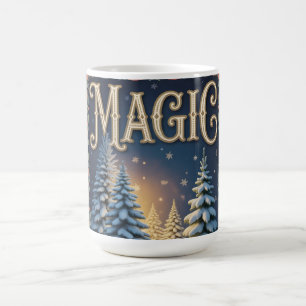 Weihnachtsmagie-Typografie mit schneebedeckten Kie Kaffeetasse