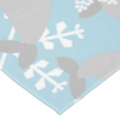 Weihnachtsmanatee Winterblaue Schneeflocken Tischdecke (Schrägansicht)