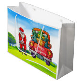 Weihnachtsmann am Golf mit rotem LKW auf Grün Große Geschenktüte (Vorderseite Schrägansicht)