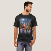 Weihnachtsmann gibt Geschenke T-Shirt (Vorne ganz)