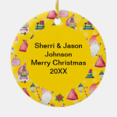 Weihnachtsmann-Gnome & Gelbes Muster Name & Datum Keramik Ornament (Hinten)