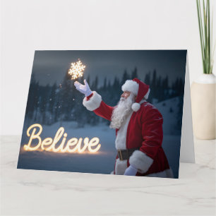 Weihnachtsmann hält leuchtende Schneeflocke Karte