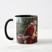 Weihnachtsmann legt Geschenke unter den Baum Tasse (Links)