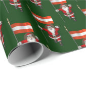 Weihnachtsmann mit Abzeichen von Österreich Geschenkpapier (Rolleneckpunkt)
