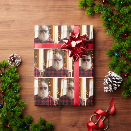 Weihnachtsmann mit Bart unter Sonnenbrille Geschenkpapier (Feiertagsgeschenk)