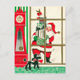 Weihnachtsmann mit Geschenken schaut zum Fenster Postkarte