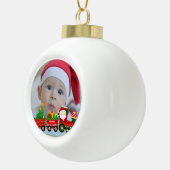 Weihnachtsmann mit Geschenken und Weihnachtsbaum Keramik Kugel-Ornament (Rechts)