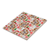 Weihnachtsmann-Mütze-Hund-Welpen-Design - Weiß Fliese (Seite)
