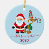 Weihnachtsmann-Reindeer-Kalligrafie 2020 Covid Keramik Ornament (Vorne)
