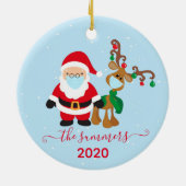 Weihnachtsmann-Reindeer-Kalligrafie 2020 Covid Keramik Ornament (Hinten)