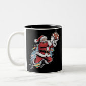 Weihnachtsmann spielt American Football Weihnachte Zweifarbige Tasse (Links)