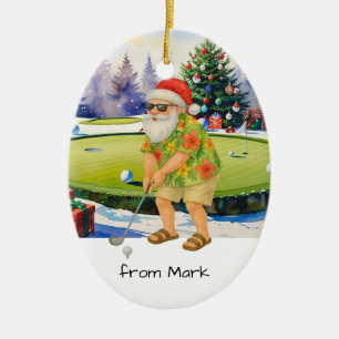 Weihnachtsmann spielt Golf auf Golfplatz-Hintergru Keramik Ornament